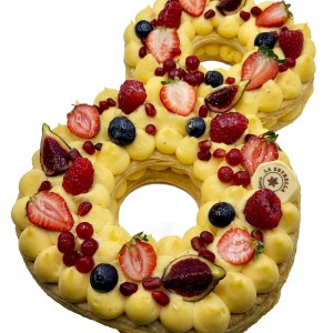 Number cake pastís personalitzat d'aniversari de crema amb fruita fresca a La Estrella